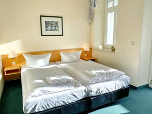 1 bedroom, desk, WiFi, bed sheets - Sea view apartment no. 22 in the Villa Anna in Sassnitz on Rügen - Sassnitz - (Sassnitz)