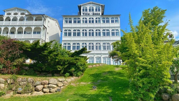 A large, multi-story building with a classic architectural style, featuring numerous windows and balconies. - Vacation apartment 10 in the Villa Anna in Sassnitz - Sassnitz - Villa Anna (Sassnitz)