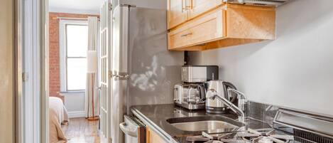 ثلاجة، ميكروويف، فرن، موقد طهي مسطح