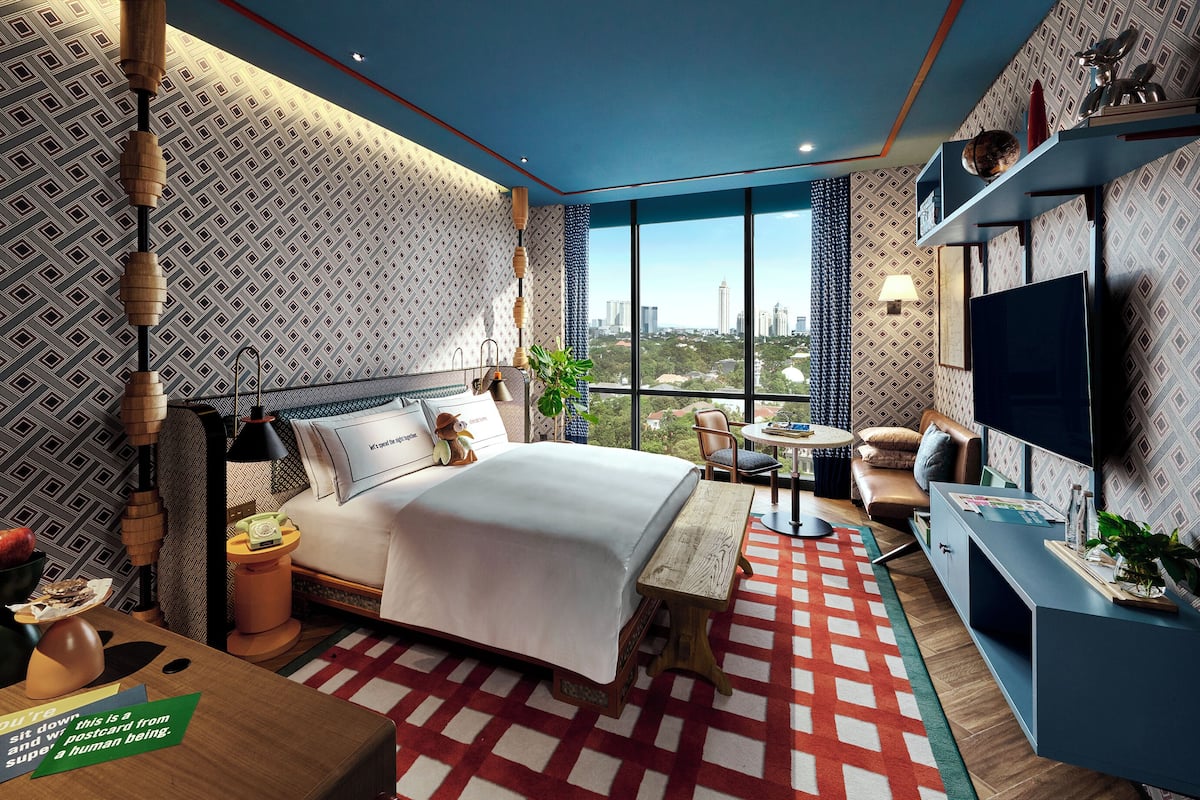 Room, 1 King Bed (Large Urban) | Premium bedding, pillowtop beds, minibar, in-room safe