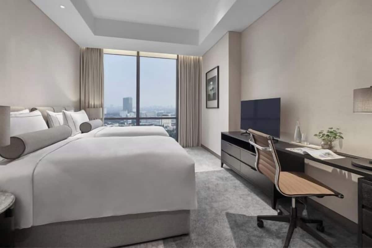 Premium bedding, pillowtop beds, minibar, in-room safe