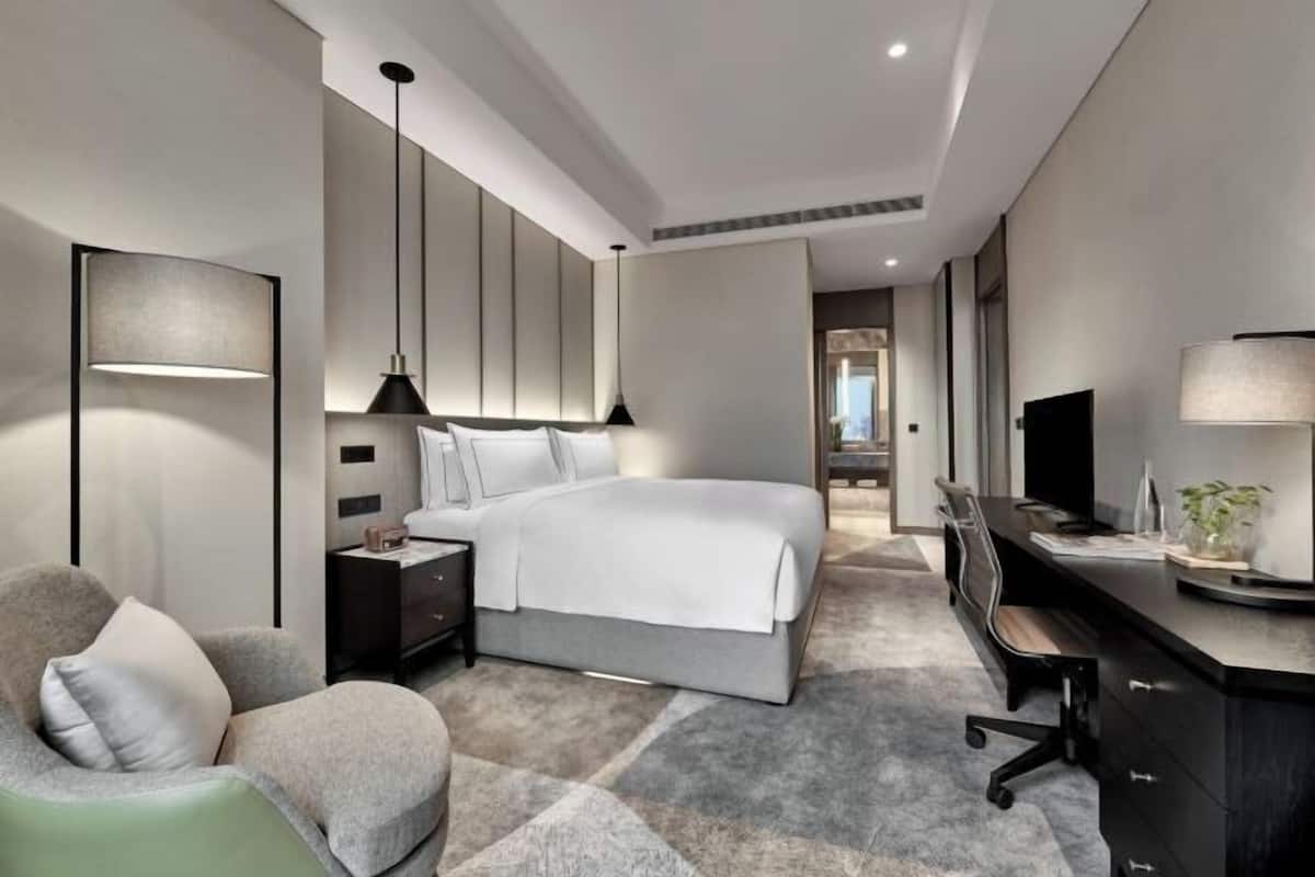 Premium bedding, pillowtop beds, minibar, in-room safe
