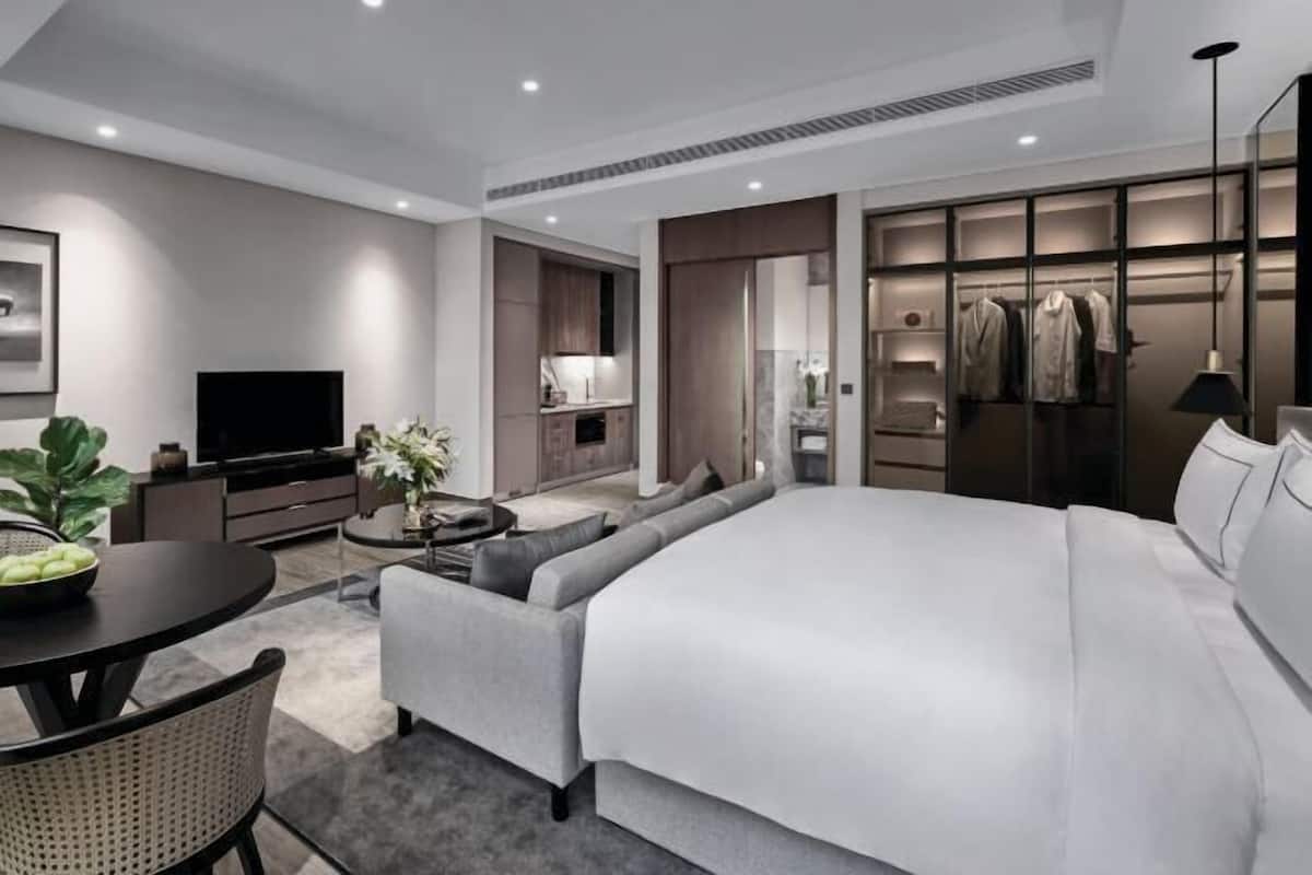 Premium bedding, pillowtop beds, minibar, in-room safe