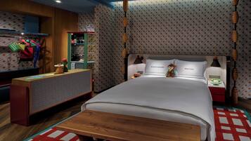 Una habitación de hotel ordenada con cama, mesitas de noche, escritorio y armario.