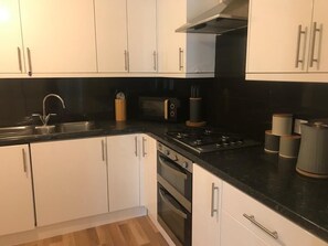 Frigorifero, microonde, forno, piano cottura