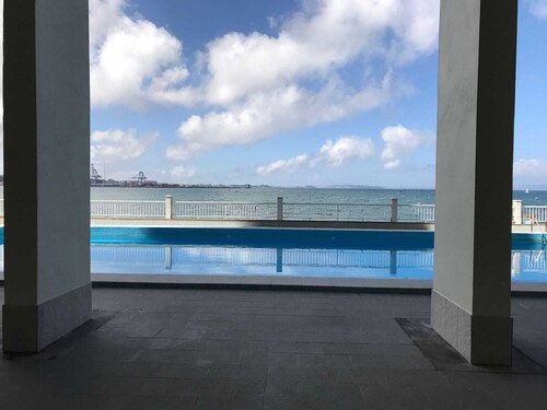 2 Bed Flat - Sleeps 6 - Pets - Pool - Parking