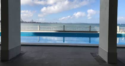 2 Bed Flat - Sleeps 6 - Pets - Pool - Parking