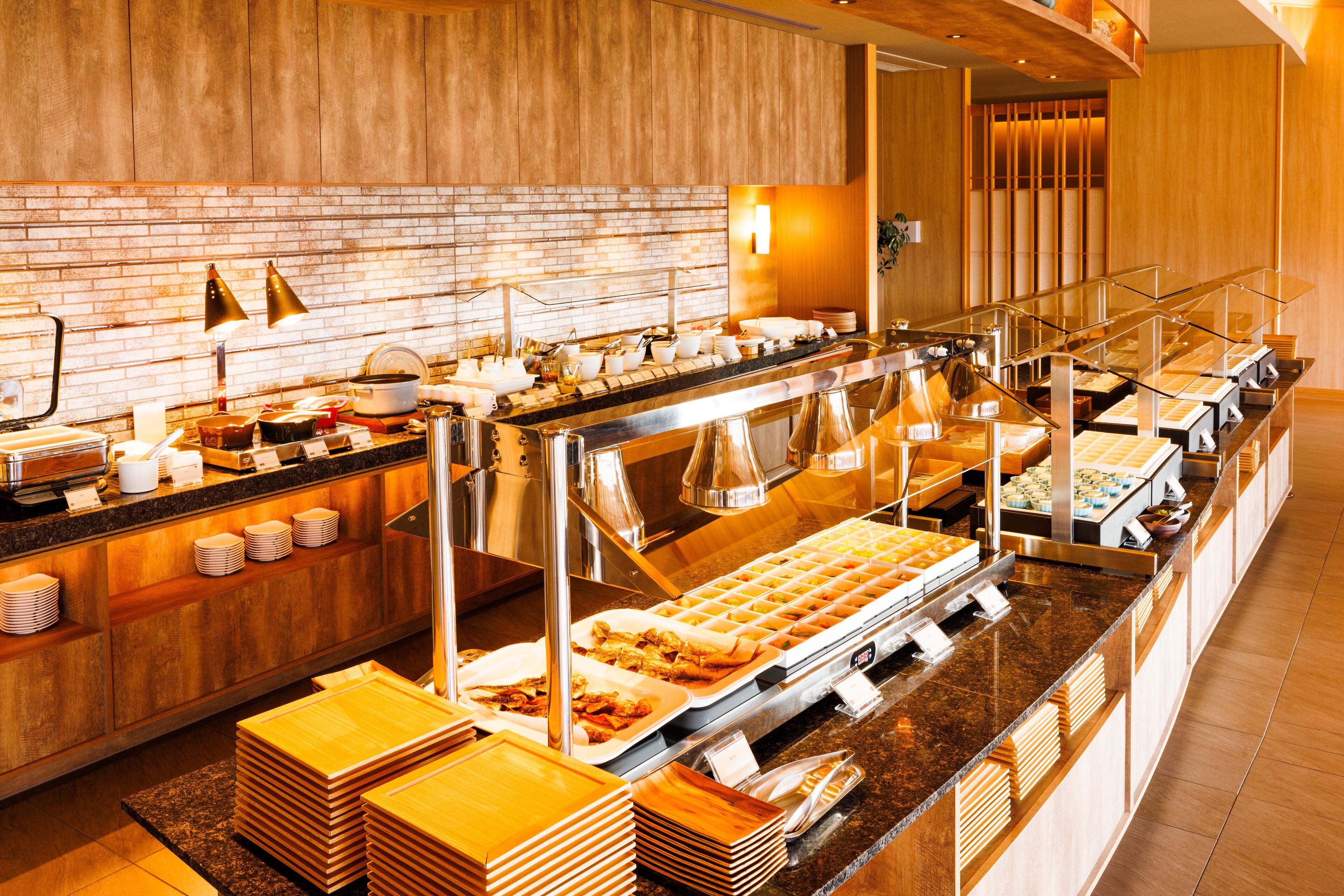 朝食、ディナーに営業