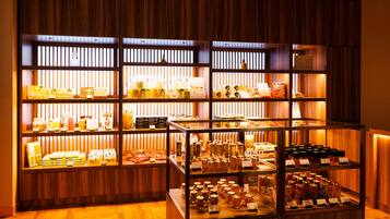 Una exhibición bien iluminada de diversos alimentos y bebidas en un ambiente con decoración de madera.