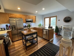 Réfrigérateur, four à micro-ondes, un four, surface de cuisson