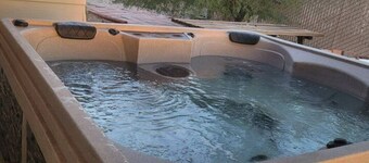 Lake view, Pool, 2 miles to Bridge, 12 ppl