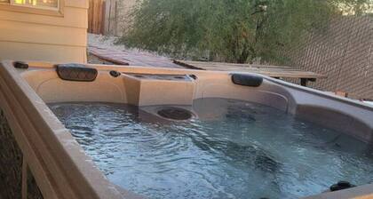 Lake view, Pool, 2 miles to Bridge, 12 ppl