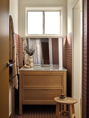 Bathroom - The Isla & Casita Motel (Batehaven)