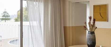 Suite Majestueuse | Rideaux occultants, chambres insonorisées, fer et planche à repasser