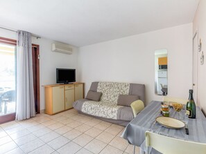 TV - Cosy apartment for 2 guests with A/C, WIFI, pool, TV and terrace (Fréjus)