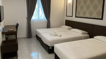 Deluxe Triple Room | Gebar bulu kapas, meja, ruang kerja komputer riba, cadar katil