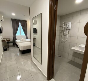Deluxe-Zweibettzimmer | Daunenbettdecken, Schreibtisch, laptopgeeigneter Arbeitsplatz