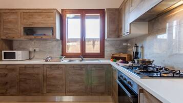 Fridge, microwave, oven, stovetop