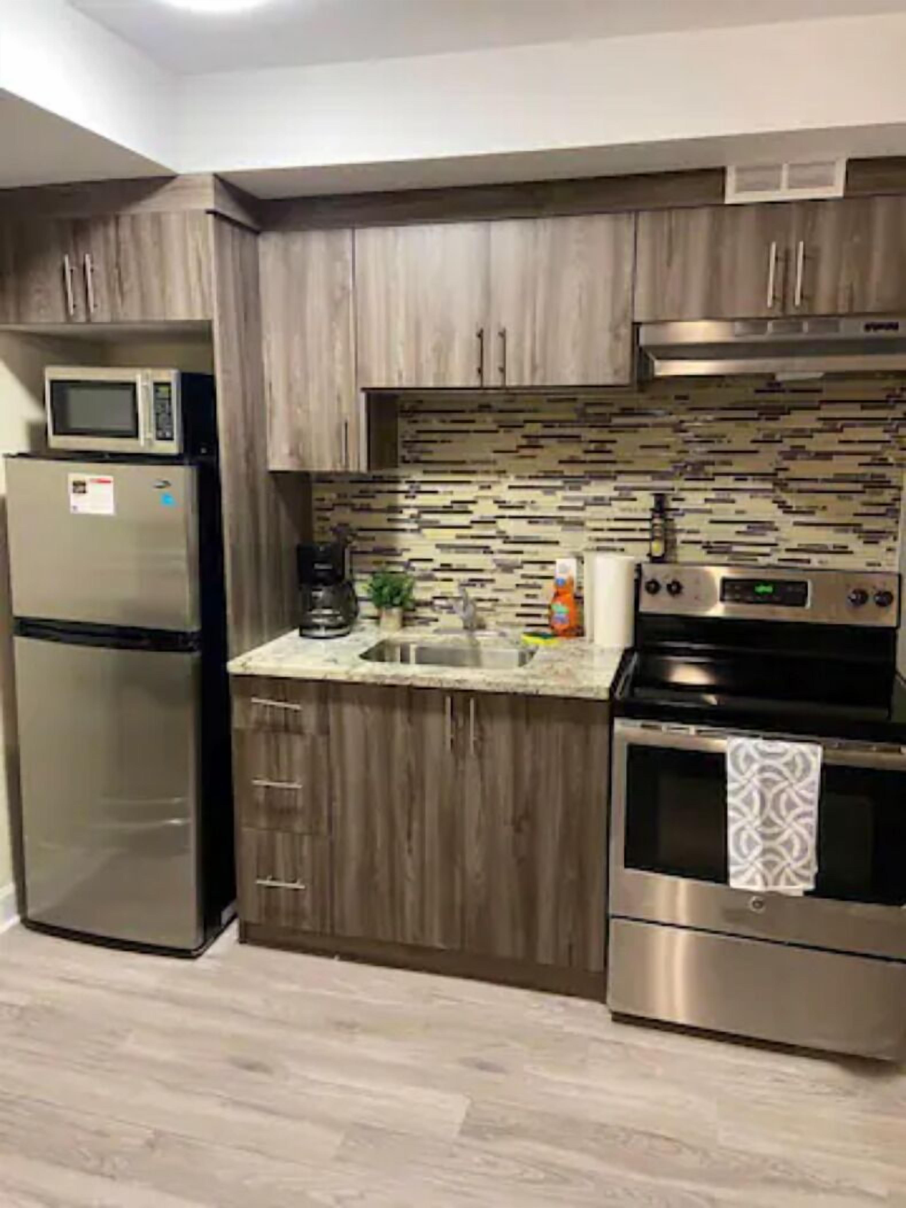 مساحة عمل للكمبيوتر المحمول وواي فاي مجانًا وملاءات أسرّة