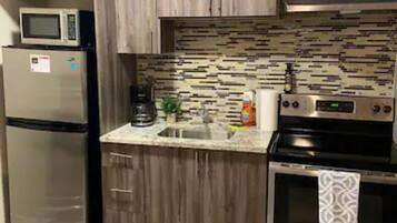 Standard Studio Suite | Laptop workspace, free WiFi, bed sheets