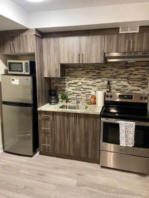 Suite estudio estándar | Espacio para trabajar con laptop, wifi gratis y ropa de cama