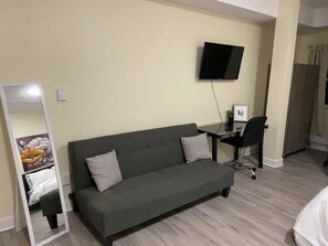 Espacio para trabajar con laptop, wifi gratis y ropa de cama 