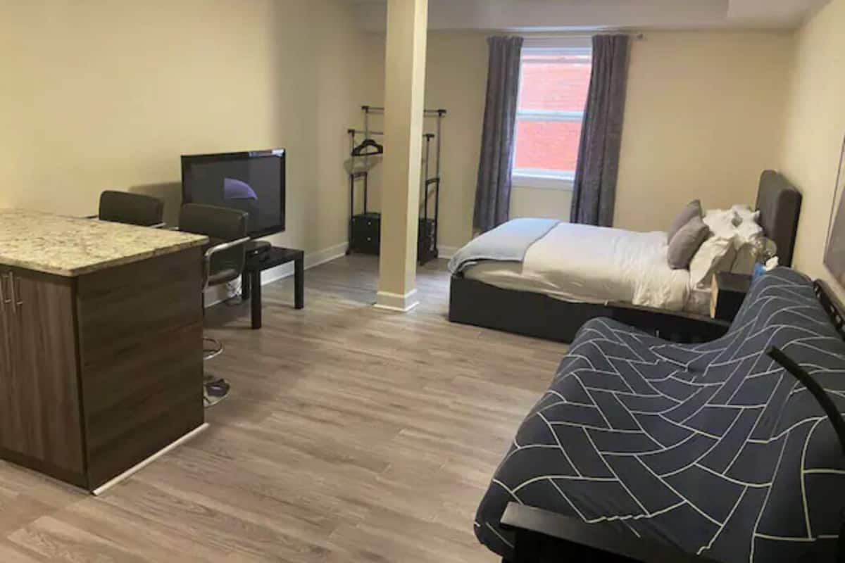 Suite estudio estándar | Espacio para trabajar con un portátil, wifi gratis, ropa de cama