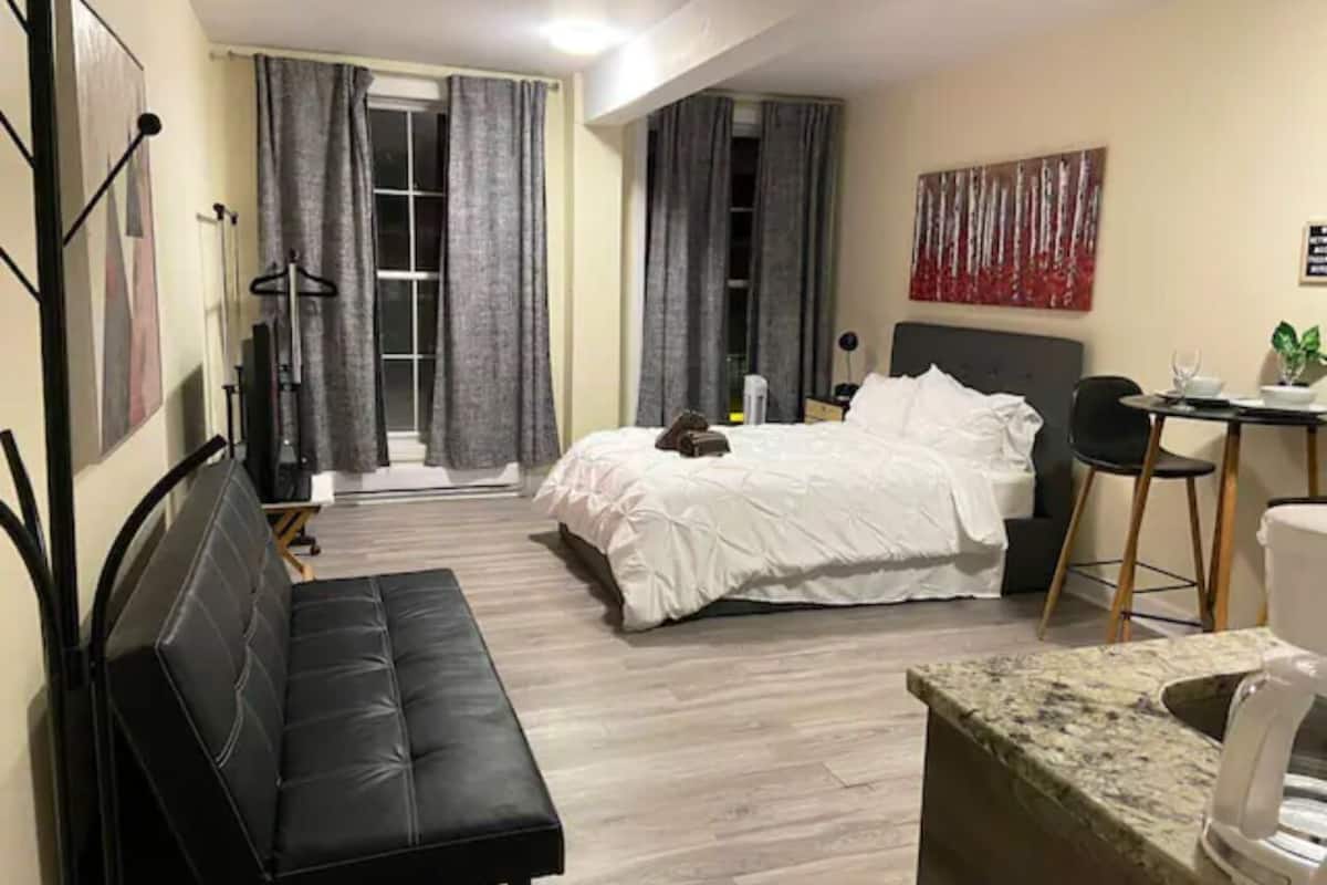 Suite estudio estándar | Espacio para trabajar con un portátil, wifi gratis, ropa de cama