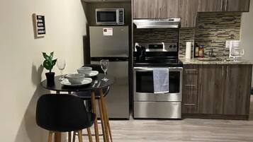 Standard Studio Suite | Laptop workspace, free WiFi, bed sheets