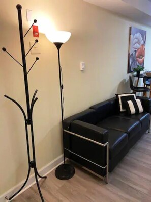 Suite estudio estándar | Espacio para trabajar con laptop, wifi gratis y ropa de cama