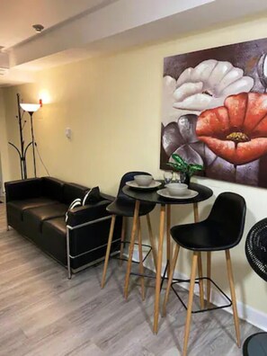 标准开间套房 | 笔记本电脑工作区、免费 WiFi、床单