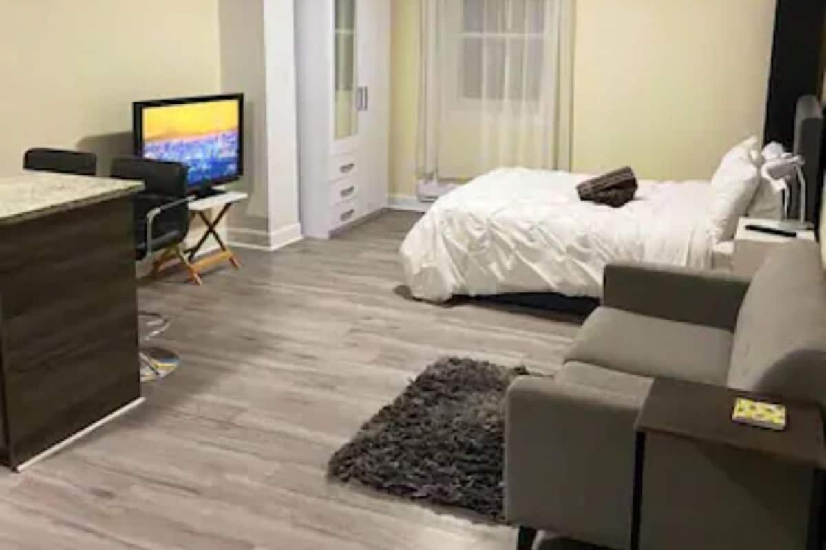 Suite estudio estándar | Espacio para trabajar con un portátil, wifi gratis, ropa de cama