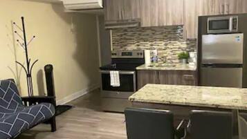 Standard Studio Suite | Laptop workspace, free WiFi, bed sheets