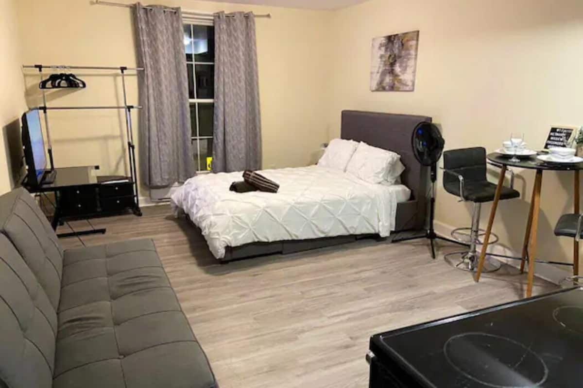 Suite estudio estándar | Espacio para trabajar con un portátil, wifi gratis, ropa de cama