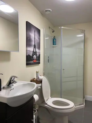 Studio Suite Tiêu chuẩn | Khu vực làm việc phù hợp cho laptop