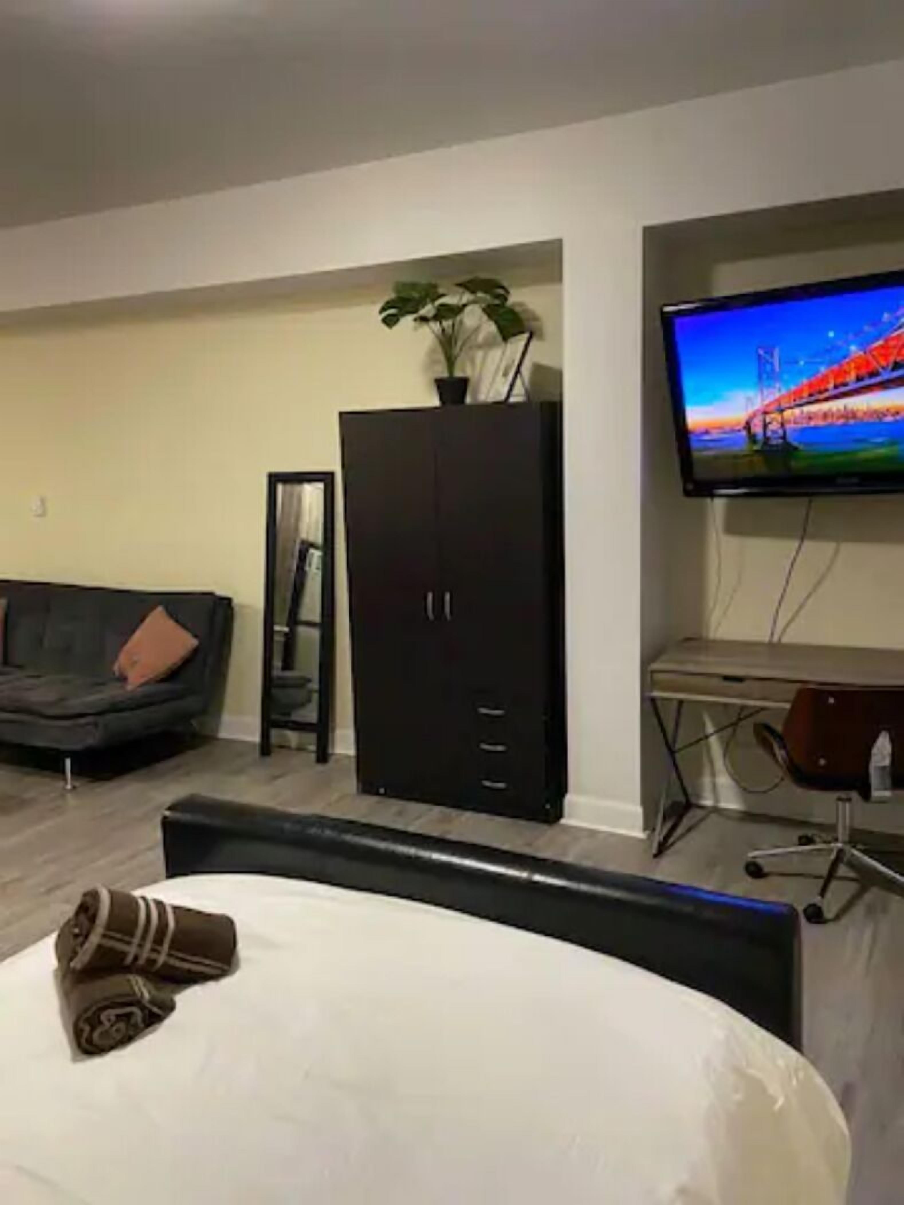 جناح إستديو عادي | مساحة عمل للكمبيوتر المحمول وواي فاي مجانًا وملاءات أسرّة