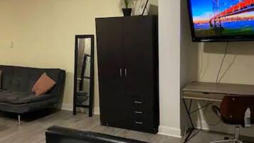 Standard Studio Suite | Laptop workspace, free WiFi, bed sheets