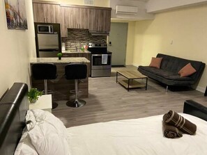 Room - CDQI Hotel (Ottawa)