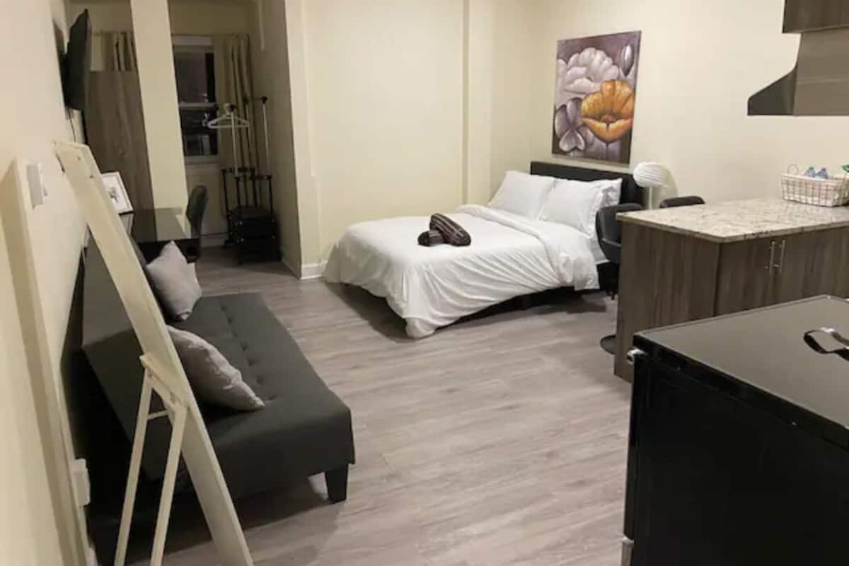 Suite estudio estándar | Espacio para trabajar con un portátil, wifi gratis, ropa de cama