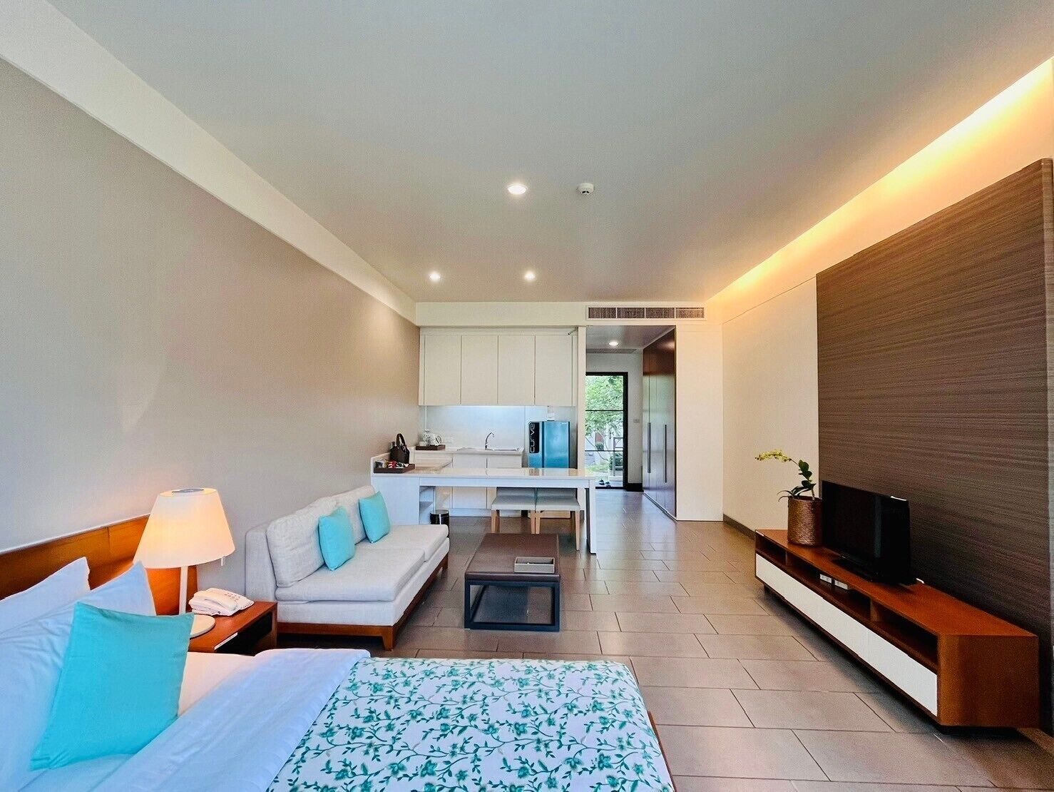 In-room safe, desk, free WiFi