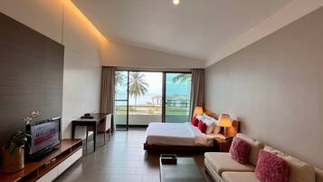 Estúdio clássico, sacada, vista parcial para o mar | Cofres nos quartos, escrivaninha, Wi-Fi de cortesia