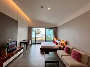 Classic-studio, parveke, osittainen merinäköala | Tallelokero huoneessa, työpöytä, ilmainen Wi-Fi