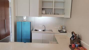 Studio Klasik, balkon, pemandangan kebun | Dapur pribadi | Lemari es dan peralatan masak/sendok-piring