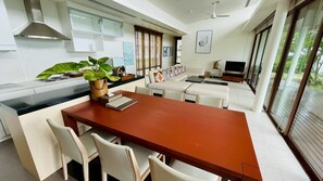 Vila exclusiva, sacada, vista para o mar | Cozinha privada | Geladeira, talheres/pratos/utensílios de cozinha