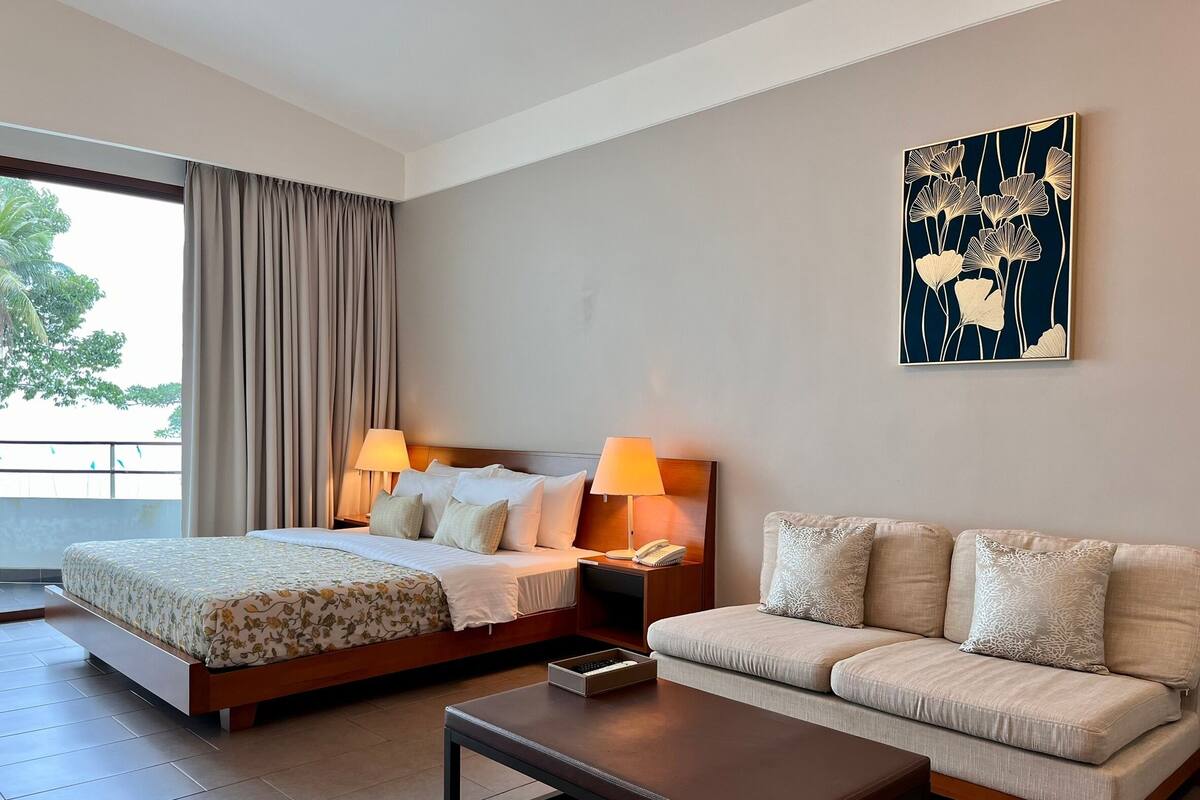 Estudio clásico, balcón, vista parcial al mar | Caja de seguridad en la habitación, escritorio y wifi gratis