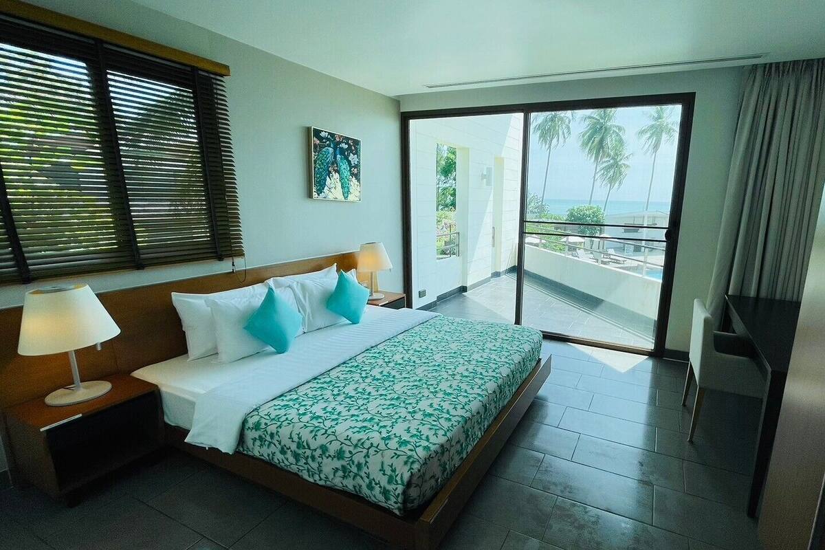 Habitación cuádruple Premier, balcón, vista al mar | Caja de seguridad en la habitación, escritorio y wifi gratis