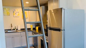 Coffee/tea maker, fridge, microwave, oven - Sunshine Studio Colorado - A really cool tiny home! (Colorado Springs)