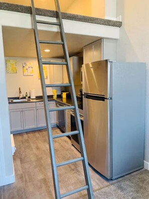 Kühlschrank, Mikrowelle, Ofen, Herdplatte