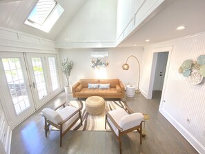 スマートテレビ、暖炉、テーブルサッカー台、書庫