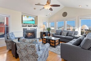 Flat-screen TV, table football - 6107 No Wake Zone * 4 Min Walk to Beach * Pool (Nags Head)